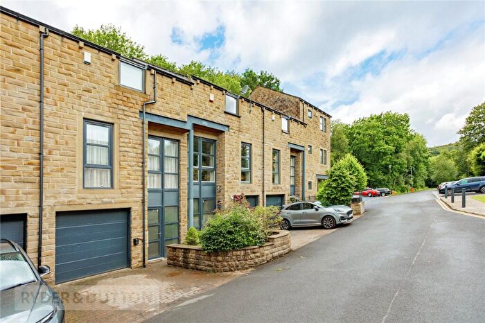 3 Bedroom Town House For Sale In Tamewater Court, Dobcross, Saddleworth, OL3