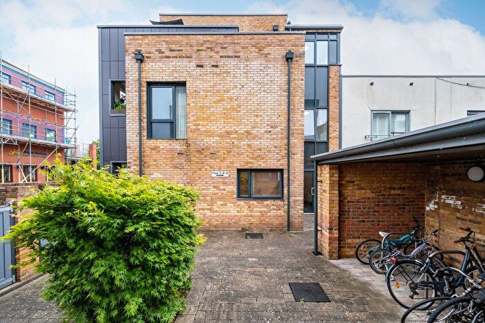 2 Bedroom Flat To Rent In Orchard Road, Richmond, TW9