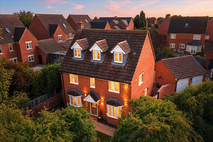 5 Bedroom Detached House For Sale In Foxholes Close, Deanshanger, Milton Keynes, MK19