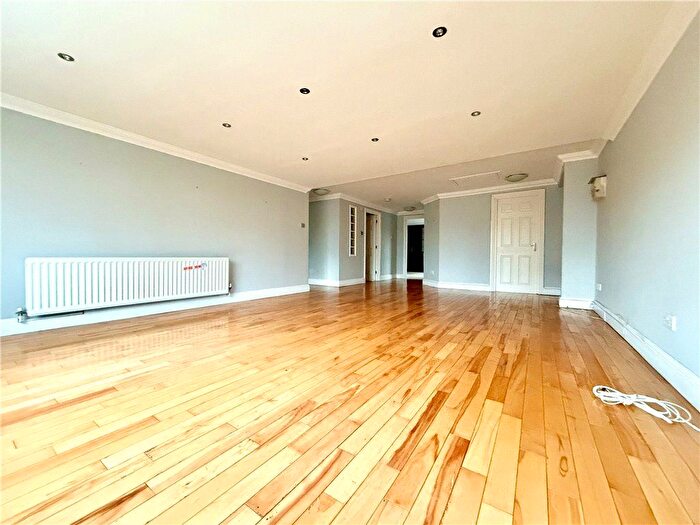 2 Bedroom Flat For Sale In Greenview Close, London, W3