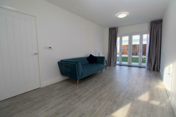 3 Bedroom House To Rent In Mellish Close, N20