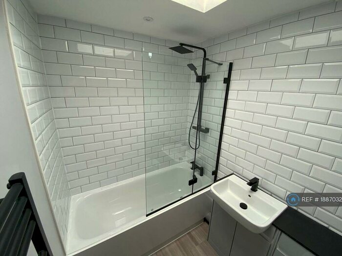 2 Bedroom Flat To Rent In Blackmoor Court, Leeds, LS17