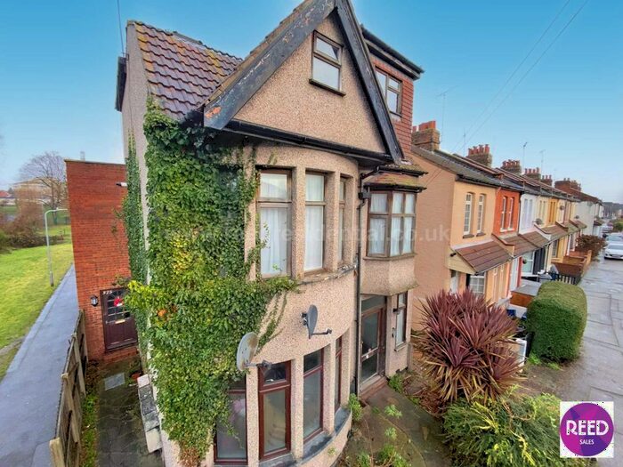 1 Bedroom Flat To Rent In Fairfax Drive, Westcliff On Sea, Essex., SS0