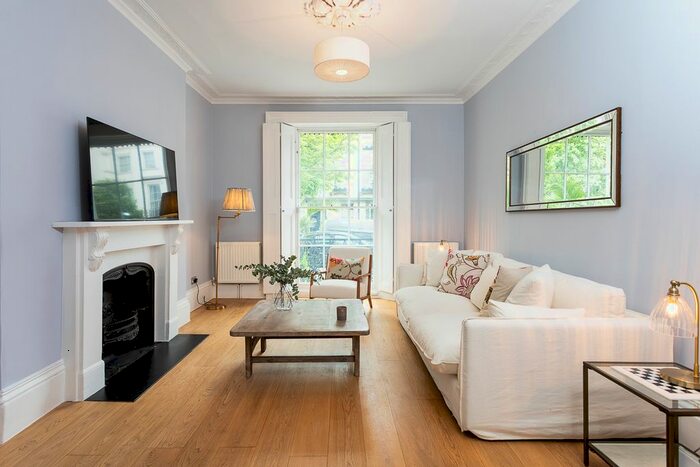 2 Bedroom Flat To Rent In Chepstow Road, London, W2
