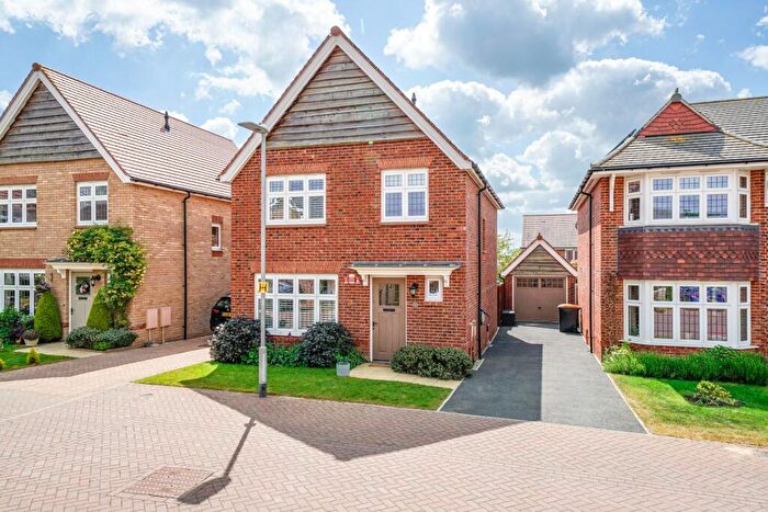 3 Bedroom Detached House For Sale In Magpie Meadows, Caddington, LU1