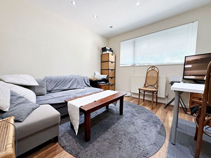 1 Bedroom Flat To Rent In Wellesley Avenue, Iver, SL0