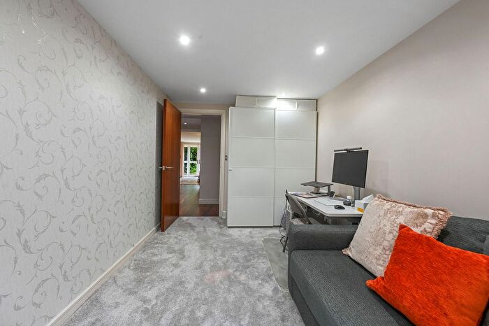 2 Bedroom Flat For Sale In Great North Road, Barnet, EN5