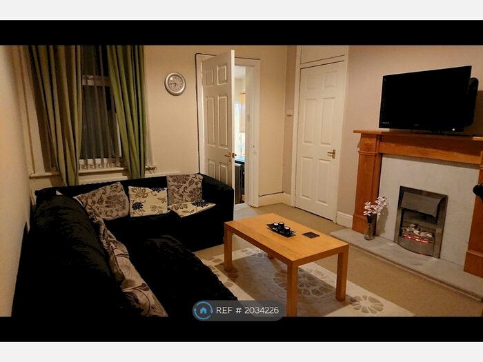 3 Bedroom Flat To Rent In Warton Terrace, Heaton, NE6