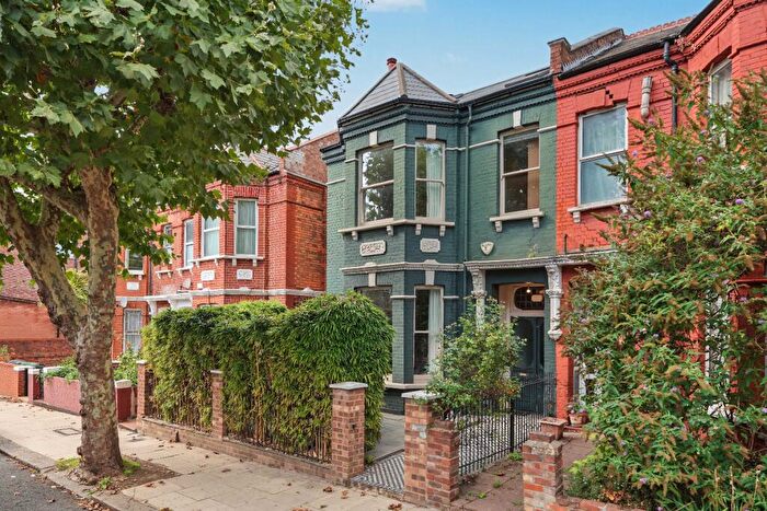 5 Bedroom Semi-Detached House For Sale In Skardu Road, Cricklewood, London, NW2