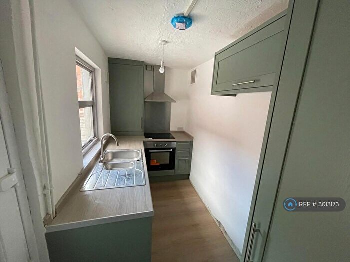 4 Bedroom Terraced House To Rent In Highthorne View, Leeds, LS12