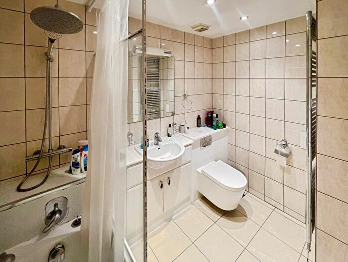 2 Bedroom Apartment To Rent In Hanover Avenue, London, E16