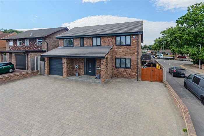 4 Bedroom Detached House For Sale In Kirkdale Close, Lords Wood, Chatham, Kent, ME5