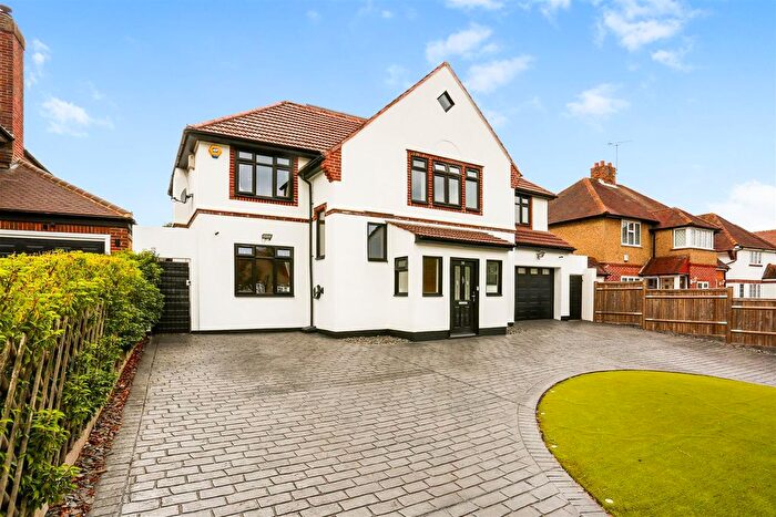5 Bedroom Detached House For Sale In Green Curve, Banstead, SM7