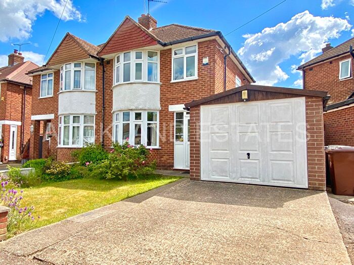3 Bedroom Semi-Detached House For Sale In Wroxham Gardens, Potters Bar, EN6