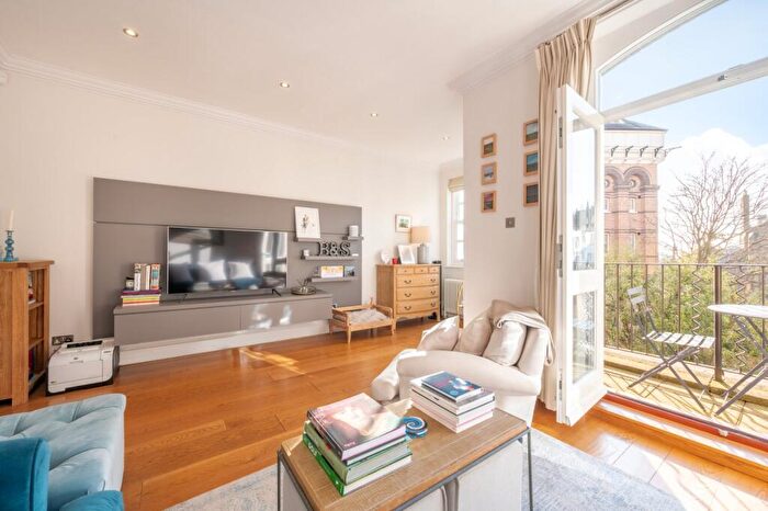3 Bedroom Maisonette For Sale In New End, Hampstead, London, NW3