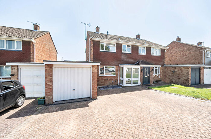 3 Bedroom Semi-Detached House For Sale In Mardale Avenue, Dunstable, Bedfordshire, LU6