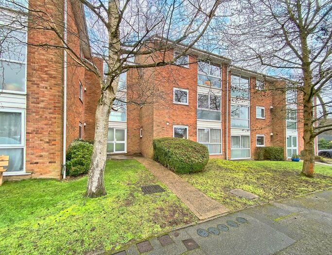 2 Bedroom Flat To Rent In Fairview Gardens, Farnham, GU9