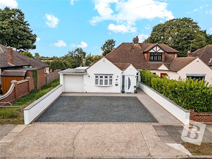 3 Bedroom Bungalow For Sale In The Grove, Upminster, Essex, RM14
