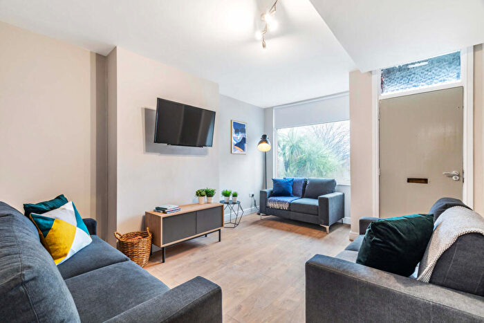 6 Bedroom House To Rent In Hartley Grove, Leeds, LS6