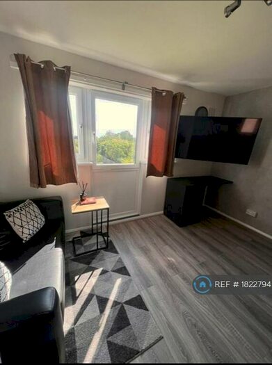 Studio To Rent In Barrow Close, London, N21