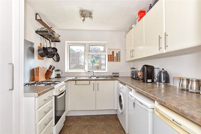 2 Bedroom Flat For Sale In Sunderland Close, Borstal, Rochester, Kent, ME1
