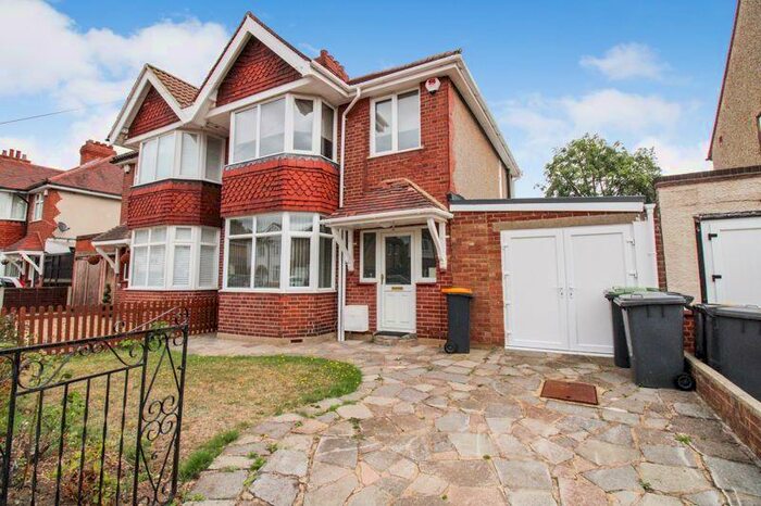 3 Bedroom Semi-Detached House To Rent In Lynton Grove, Bedford, MK42