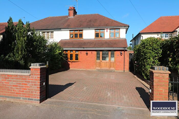 4 Bedroom Semi-Detached House To Rent In Churchfields, Broxbourne, EN10