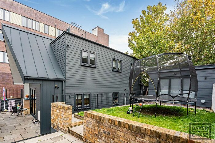 3 Bedroom Detached House To Rent In Beresford Gardens, Enfield, EN1