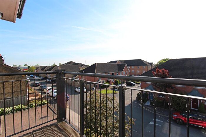 2 Bedroom Flat To Rent In Blythewood Court, Waterloo Road, Uxbridge, UB8