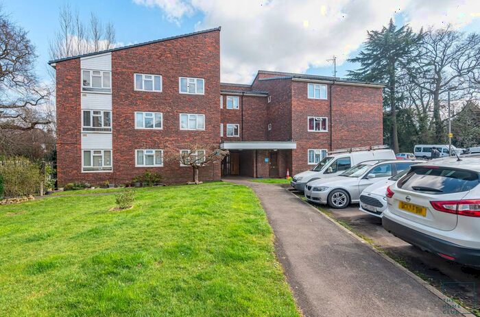 3 Bedroom Flat To Rent In Elgin Gardens, Guildford, GU1