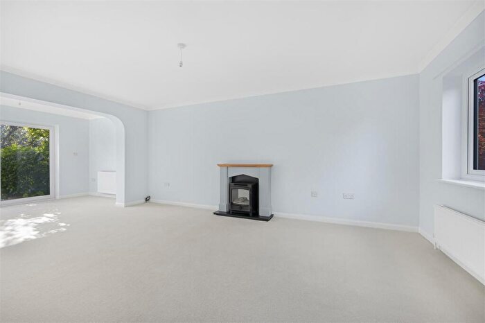 4 Bedroom Detached House For Sale In Walnut Close, Pittville, Cheltenham, GL52