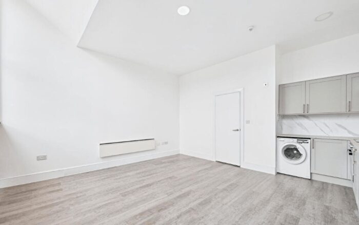 2 Bedroom Flat To Rent In Deals Gateway, SE13