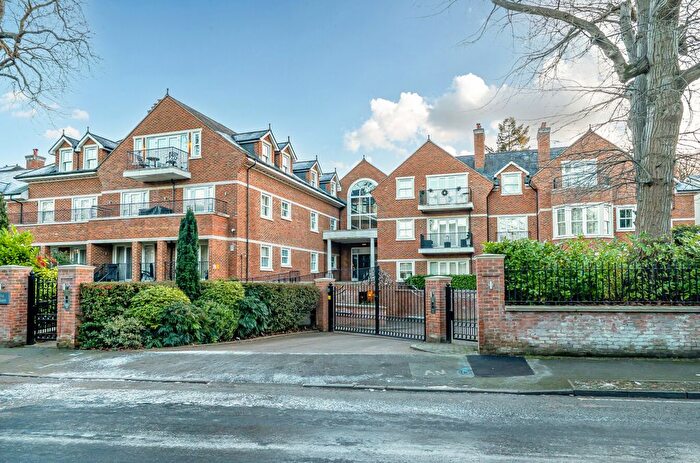 2 Bedroom Flat For Sale In Weybridge, Surrey, KT13