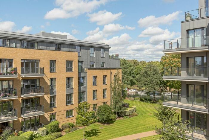 1 Bedroom Flat To Rent In Pinewood Gardens, Teddington, TW11