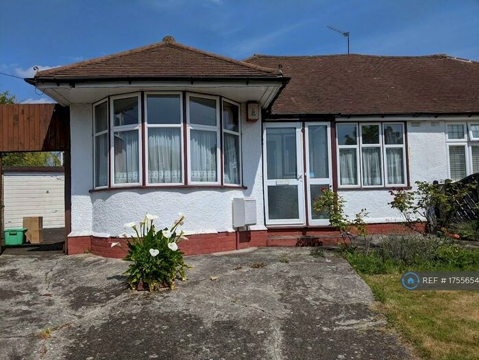 3 Bedroom Bungalow To Rent In Rolleston Avenue, Petts Wood, Orpington, BR5