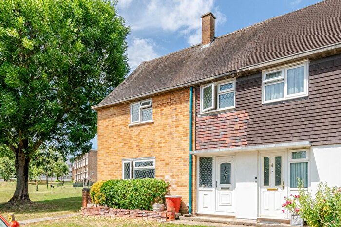 3 Bedroom End Of Terrace House For Sale In Wetherby Road, Enfield, EN2