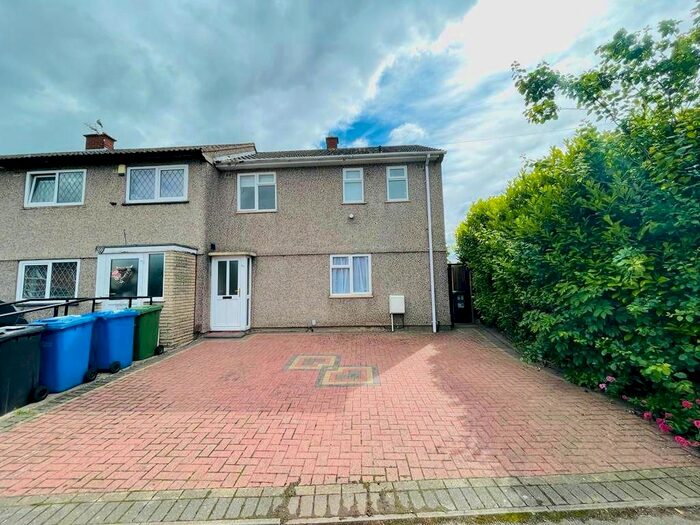 3 Bedroom Semi-Detached House To Rent In Masefield Drive, Tamworth, B79