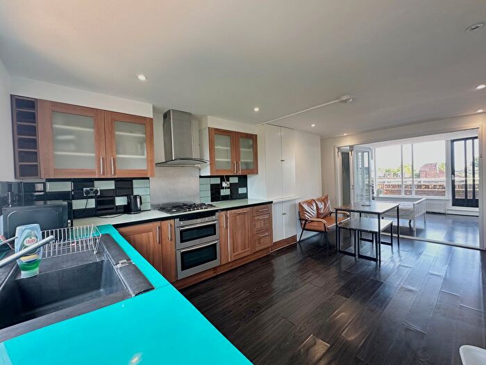 2 Bedroom Flat To Rent In Chesterton Square, London, W8
