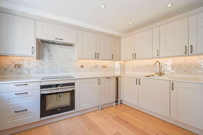 3 Bedroom Semi-Detached House For Sale In Chusan Place, Canary Wharf, London, E14