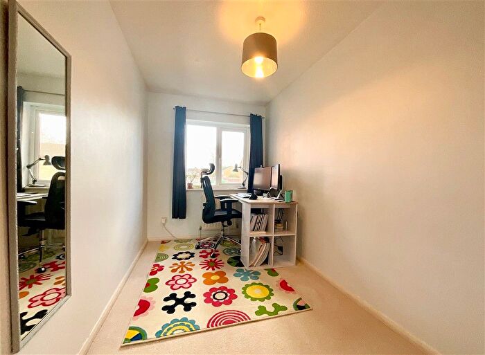 2 Bedroom Flat For Sale In Berwick Way, Sevenoaks, Kent, TN14