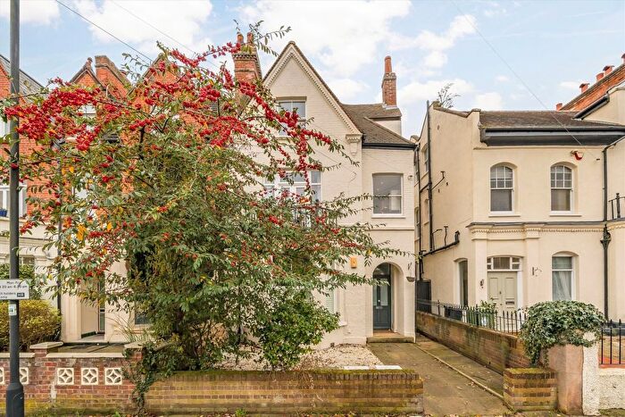 3 Bedroom Flat To Rent In Romola Road, Herne Hill, SE24