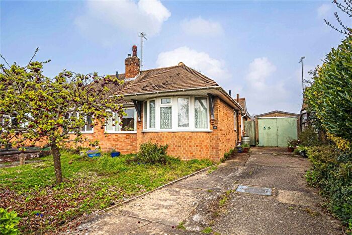 2 Bedroom Bungalow For Sale In Medley Close, Eaton Bray, Central Bedfordshire, LU6