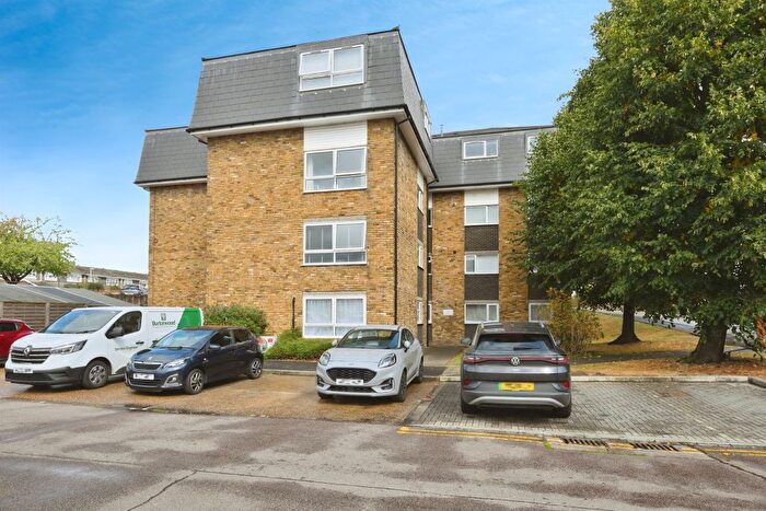2 Bedroom Flat For Sale In Lampits, Hoddesdon, EN11