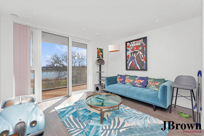 2 Bedroom Apartment To Rent In Woodberry Down, N4