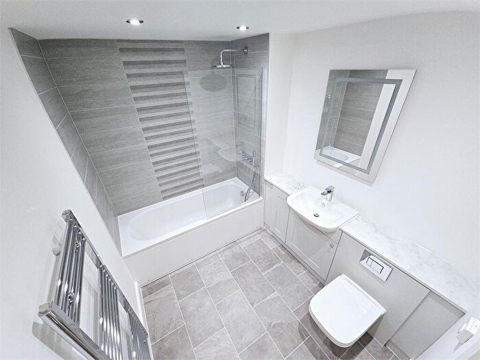 2 Bedroom Apartment For Sale In The Broadway, Leigh On Sea, Leigh On Sea, SS9