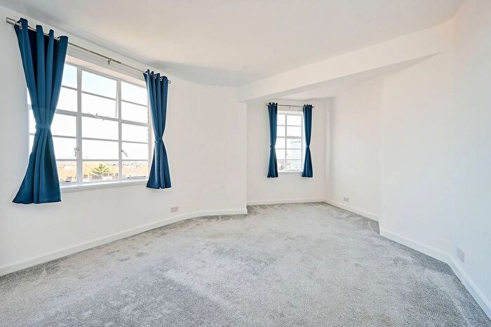 1 Bedroom Flat To Rent In Kings Court, Ravenscourt Park, London, W6