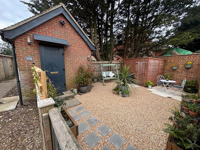1 Bedroom Cottage For Sale In The Close, Ringwood, BH24
