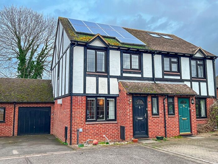 3 Bedroom Semi Detached House For Sale In Kings Chase, East Molesey, KT8