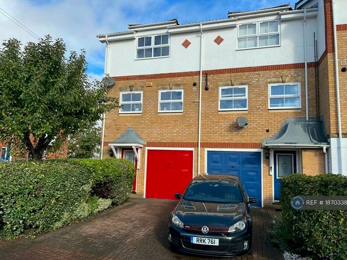3 Bedroom Semi-Detached House To Rent In Stocton Close, Guildford, GU1