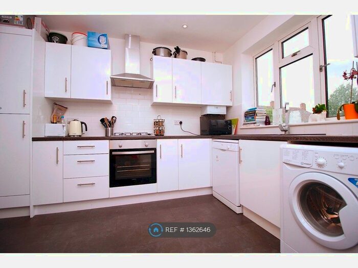3 Bedroom Maisonette To Rent In Hillyfields, Loughton, IG10
